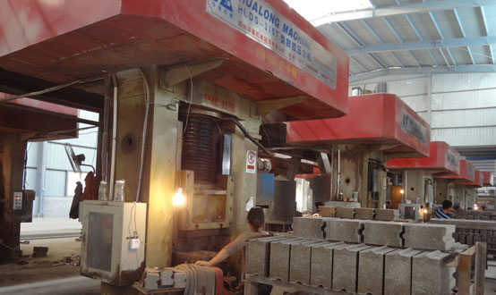 鑫誠伺服數(shù)控壓力機(jī)現(xiàn)場(chǎng)