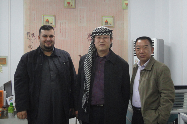 伊拉克客商盛贊數控壓力機，贈阿拉伯頭巾