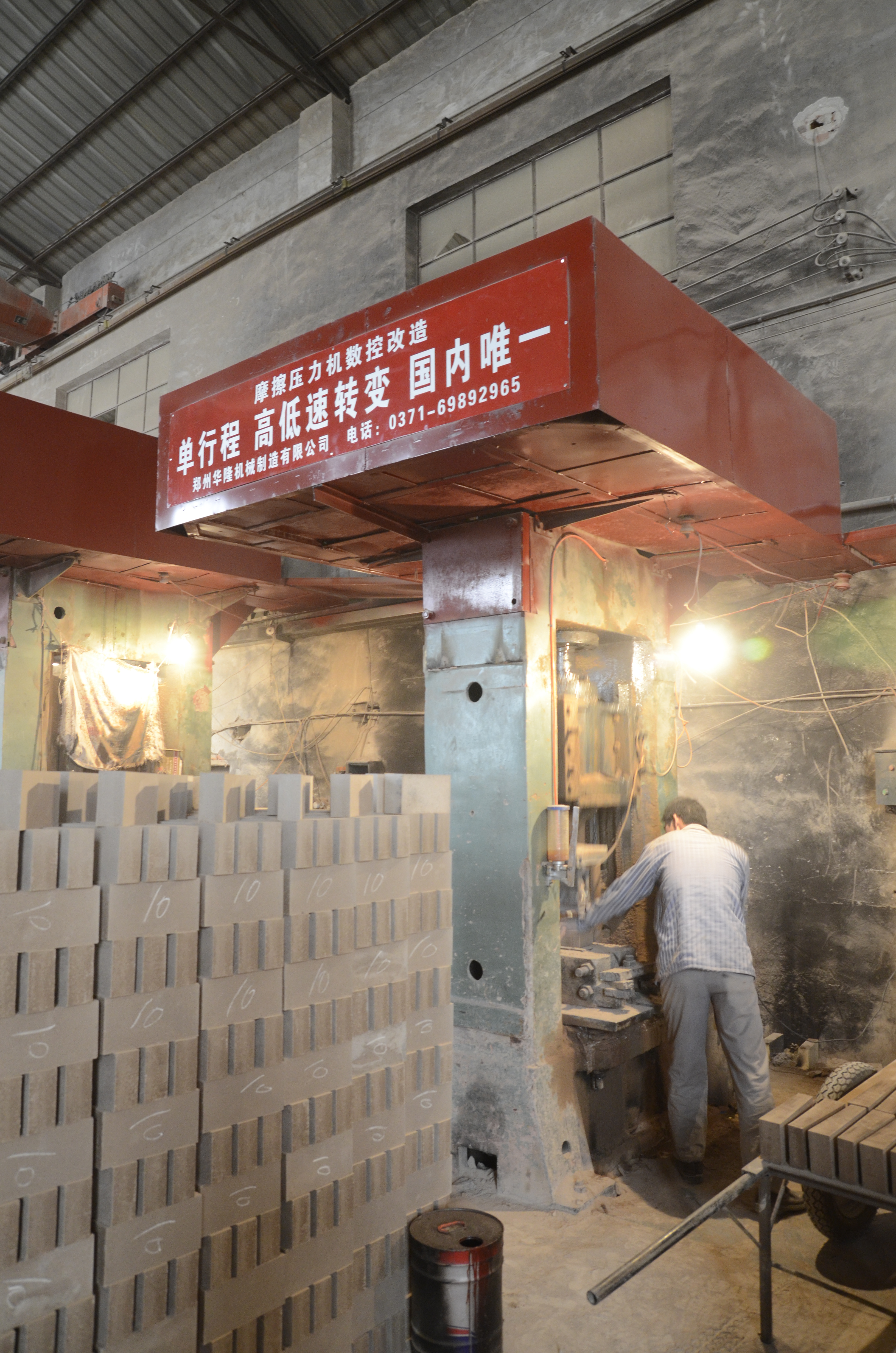 為什么企業(yè)都在淘汰摩擦壓力機(jī)？不僅僅是省錢(qián)的事